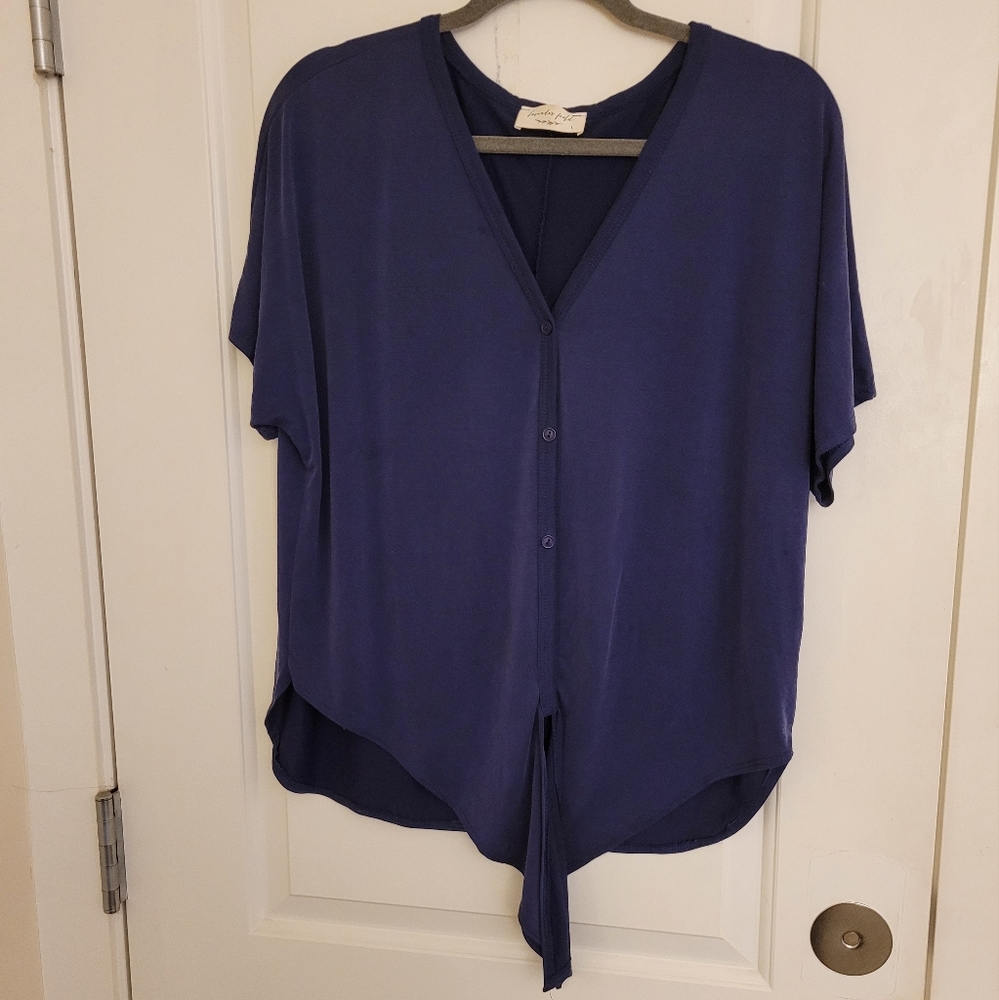Lavender Field navy blue button top w tie